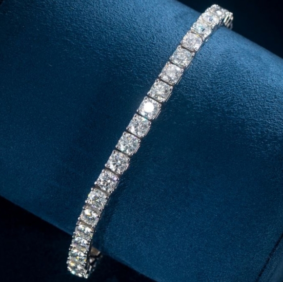STUNNING 10K WG MOISSANITE TENNIS Bracelet🥰🤩 - Picture 4 of 16